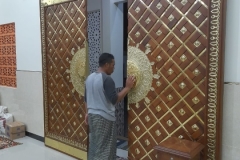 Replika pintu Masjid Nabawi dengan ornamen islami detail