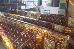 Replika pintu Masjid Nabawi dengan pola geometris islami klasik