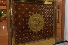 Pintu Masjid Nabawi replika dengan finishing emas mewah