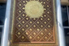 Replika pintu Masjid Nabawi kuningan dengan ukiran kaligrafi islami