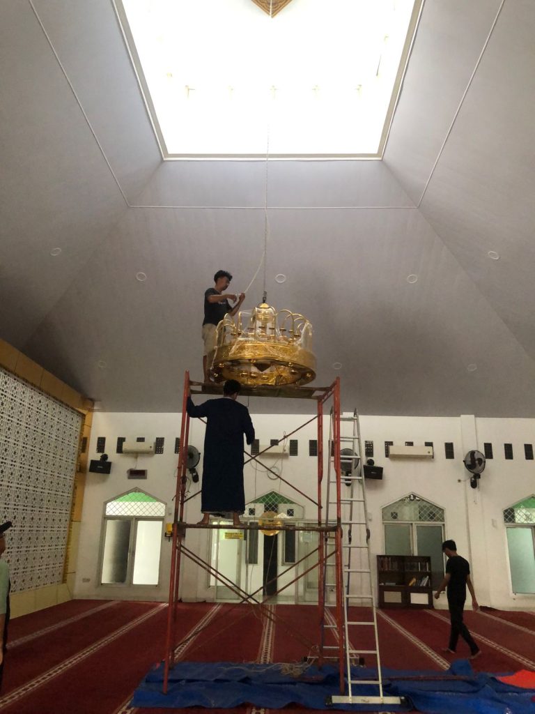 Lampu Nabawi replika Madinah Logam di Masjid Jabal Nur Bogor